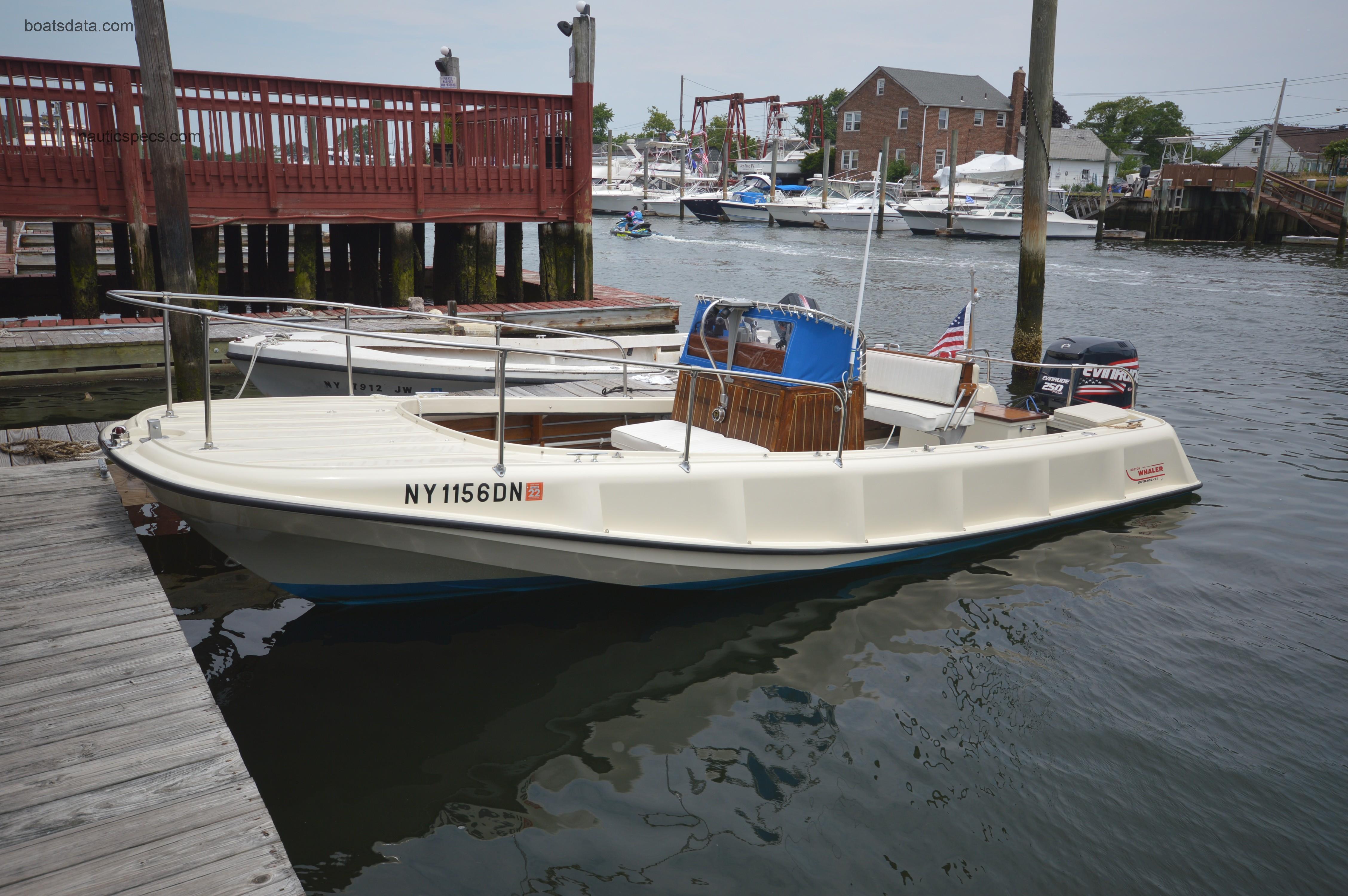 Boston Whaler Outrage 210 fiche technique et avis